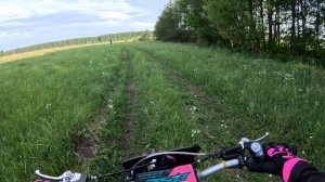 девушка УЧИТСЯ КАТАТЬСЯ на питбайке|первое падение?