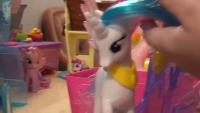 Май Литл Пони в ссалоне и купаем в oрбиз We bathe a pony in orbeez and play whit Flurri Heard смотреть онлайн