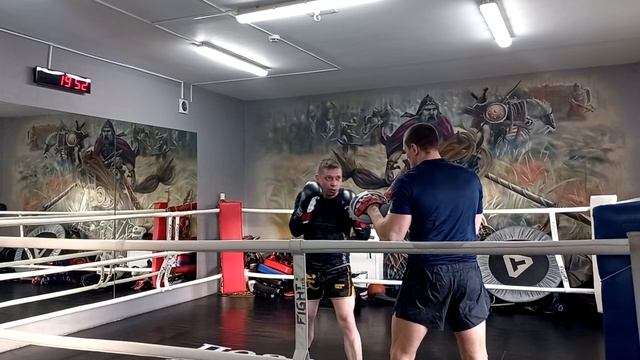 Тайский бокс! Работа по лапам руками! смотреть онлайн