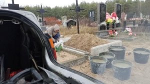укладка тротуарной плитки и  установка памятника ,на к
