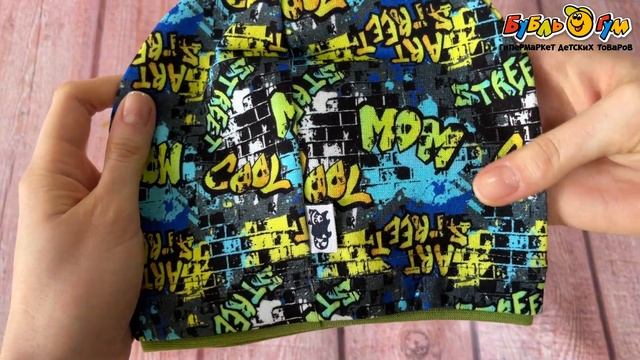 Шапка с принтом граффити на стене зеленая