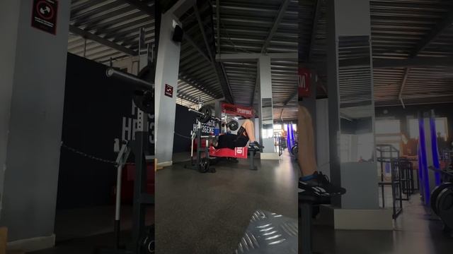 Жим штанги лежа узким хватом, ноги на лавке