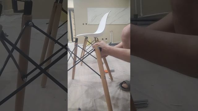 сборка стула EAMES на объекте
