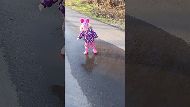 Vарваря в луже. Одела новые розовые резиновые сапоги и
