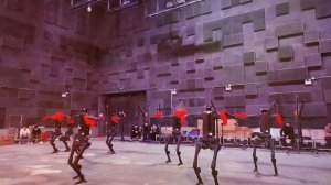 Китайские танцующие роботы с искусственным интеллект