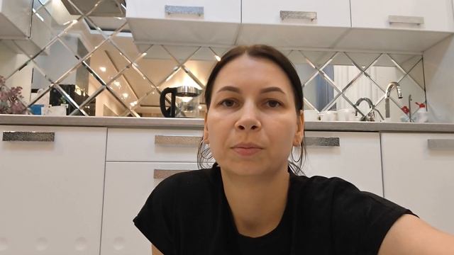 Дедушка подарил букет тюльпанов и любимые конфеты. 8 м?