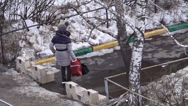 Девушку чуть не сдуло ветром смотреть онлайн