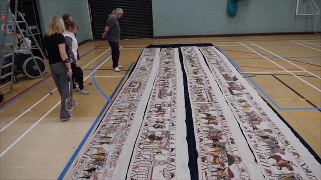 Жінка вишиває 70-метровий гобелен