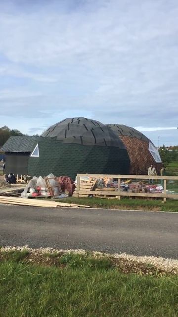 Монтаж мягкой кровли на купольный дом