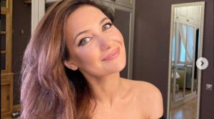 Екатерина Климова в шелковом топе и юбке стала звездой завораживающей фотосессии