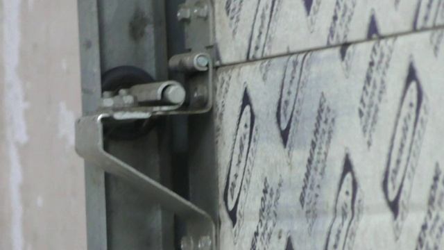 Как убрать скрип подъемной гаражной двери? смотреть онлайн