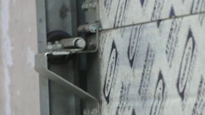 Как убрать скрип подъемной гаражной двери?