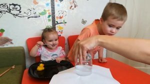 Эксперимент со стаканом, водой и листом бумаги