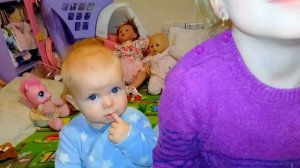 Райан и Эльвира играют в детский садик