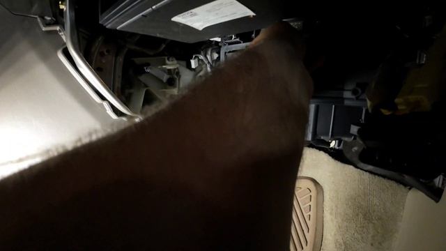 Замена приводов заслонок печки и фильтра салона. Lexus RX3