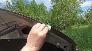 Клею дополнительный уплотнитель капота. Лада Гранта у