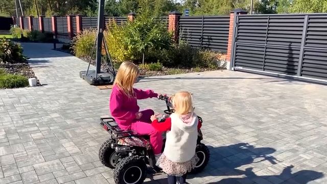 София и Ника и их квадроциклы. Софунья Шалунья