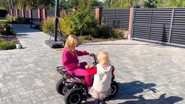 София и Ника и их квадроциклы. Софунья Шалунья