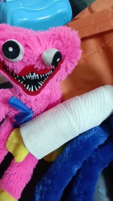 У Хаги гипс на руке, Киси переживает, что случилось?! смотреть онлайн