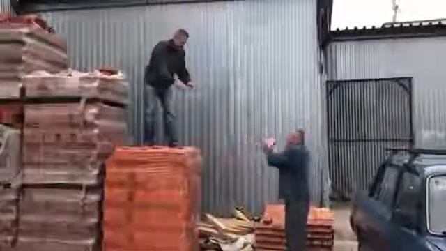 Упал на голову кирпич смотреть онлайн