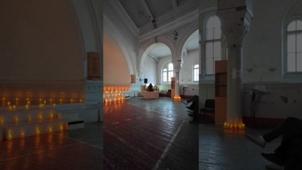 Аида Глухова за органом в Шведской церкви Святой Екатерины, Санкт-Петербург