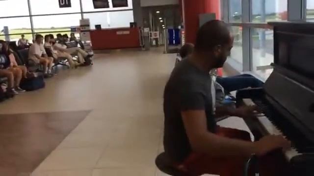 В аэропорту Праги случился, пожалуй, лучший момент ожидания самолета в истории смотреть онлайн