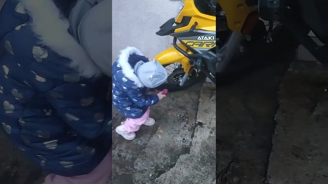 Мирослава и мотоцикл Ataki Carerra 300 Техника любит чистоту смотреть онлайн