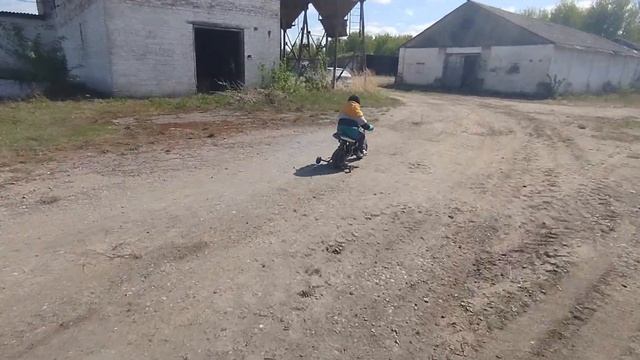 В 3 года уже на мотоцикле. Купил сыну мотоцикл 🏍️ смотреть онлайн