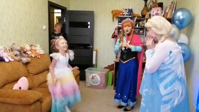 Принцессы Анна и Эльза у Ксюши на дне рожденье