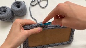 Квадратная корзинка из трикотажной пряжи с деревянны?