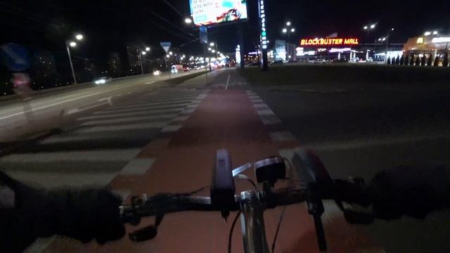 Перешкоди на велодоріжках. Пішоходи, автівки, самокат?