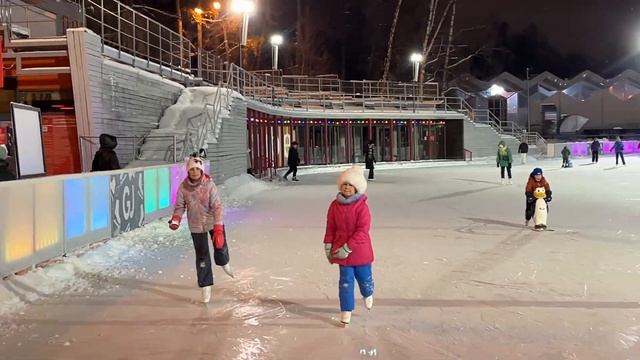 На катке в Сокольниках смотреть онлайн