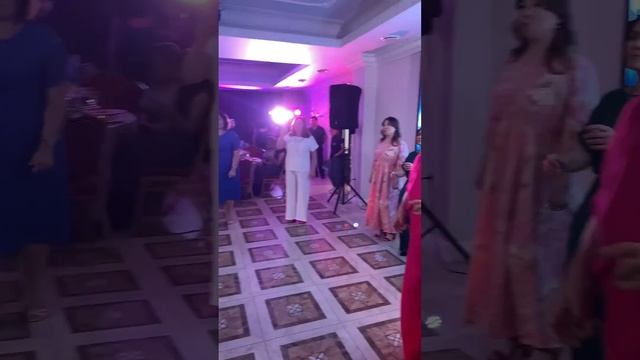 Баира Ходжигорова.Дарите женщинам цветы