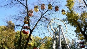 футаж. Колесо обозрения в осеннем парке