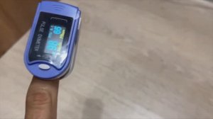 Замер пульса (мужчина) пульсоксиметр B Well MED 320