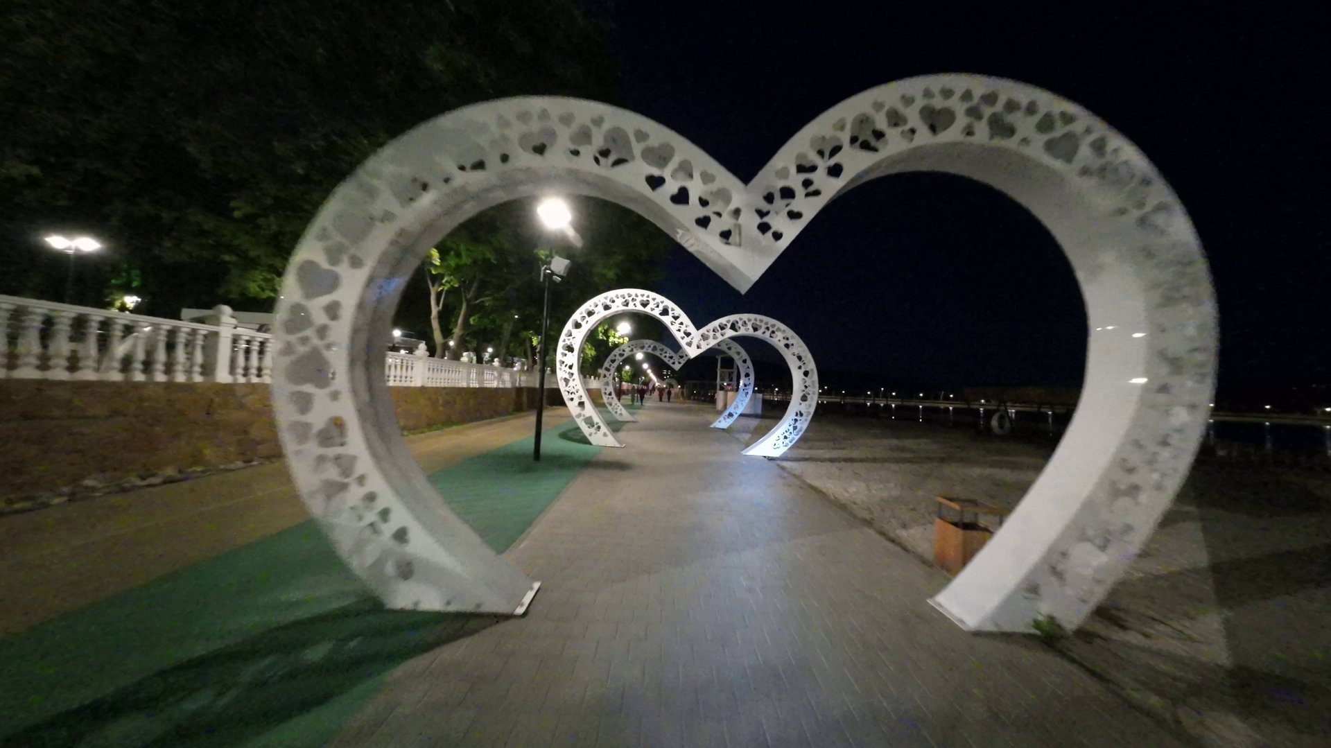 Ночной Кисловодск. Старое озеро и Комсомольский парк. 4K 50fps. смотреть онлайн