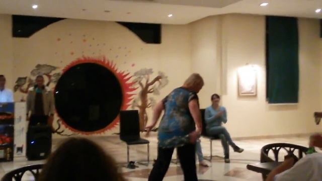 Ахаха.))) Наша тетка танцует танец живота. Roma hotel. Hurghada смотреть онлайн