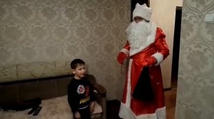 Дед мороз сделал подарок ребенку, прикол