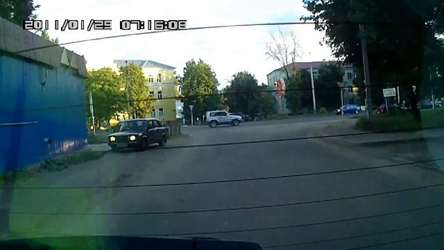 Езда без правил. Как снимает регистратор сзади наруше?