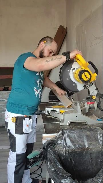 Реноватор в установке дверей DCS 356 #shortvideo #doors #work #dveri #mast смотреть онлайн