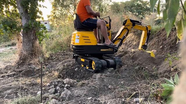 Работа на самом маленьком мини - экскаваторе Mini Excavator 29 смотреть онлайн