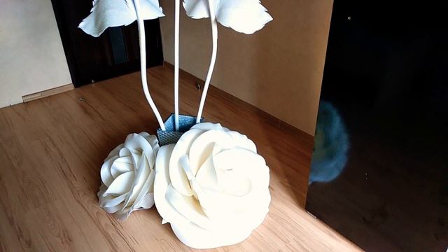 Обновленная стоечка из трёх роз.