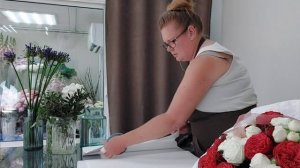 Классический красно-белый букет, из кустовой розы, для