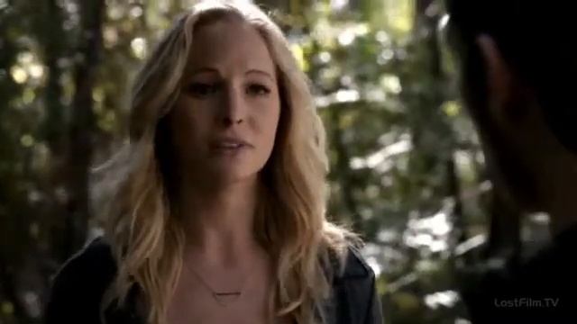 Поцелуй Клауса и Кэролайн в лесу. смотреть онлайн