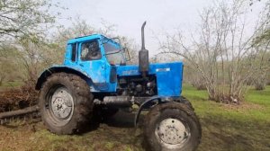 Трактор Беларус буксует на работе