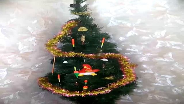 С новым Годом! Елка рыбака с украшениями из остнастки смотреть онлайн
