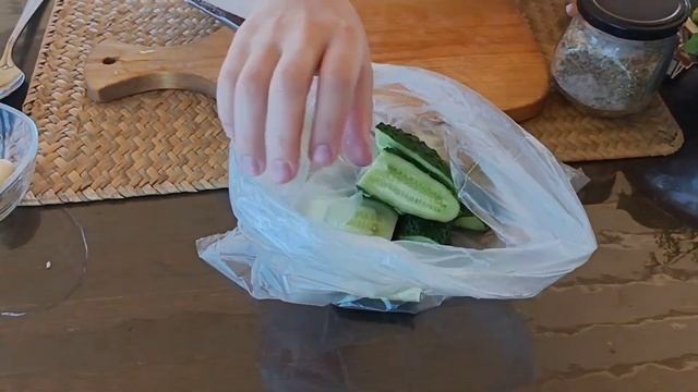 Как приготовить малосольные огурцы за 5 минут смотреть онлайн