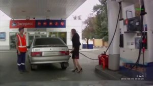 Женщина на заправке