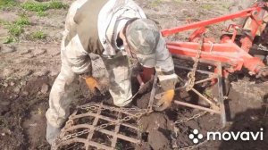 Пашем на тракторе т 25, трактору тяжело, почти заглох