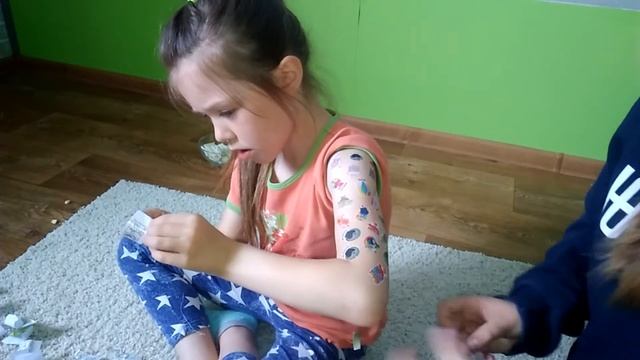 ВЫЗОВ ПРИНЯТ: 30 татуировок на всю руку || + пробуем шипучку - конфетку смотреть онлайн
